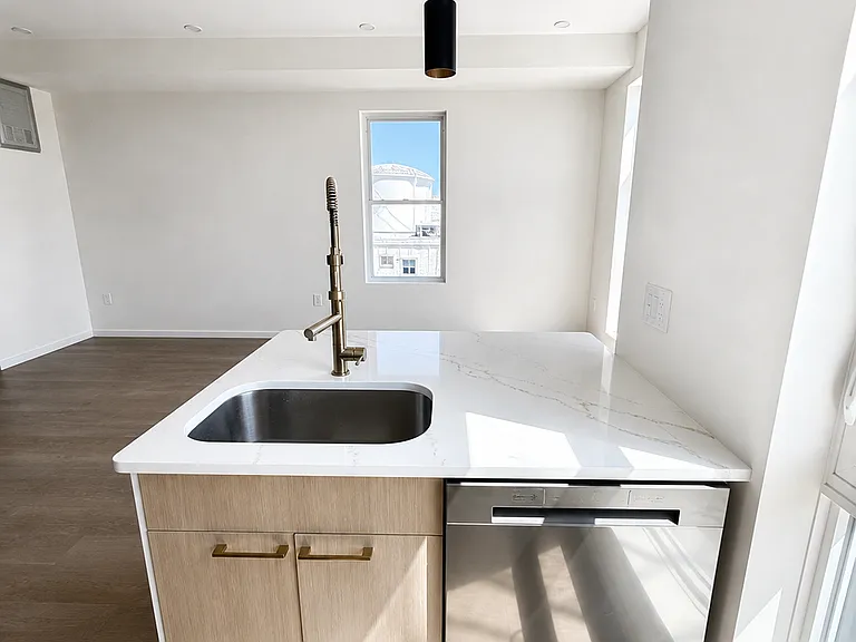546 Saratoga St #3R — Photo 12