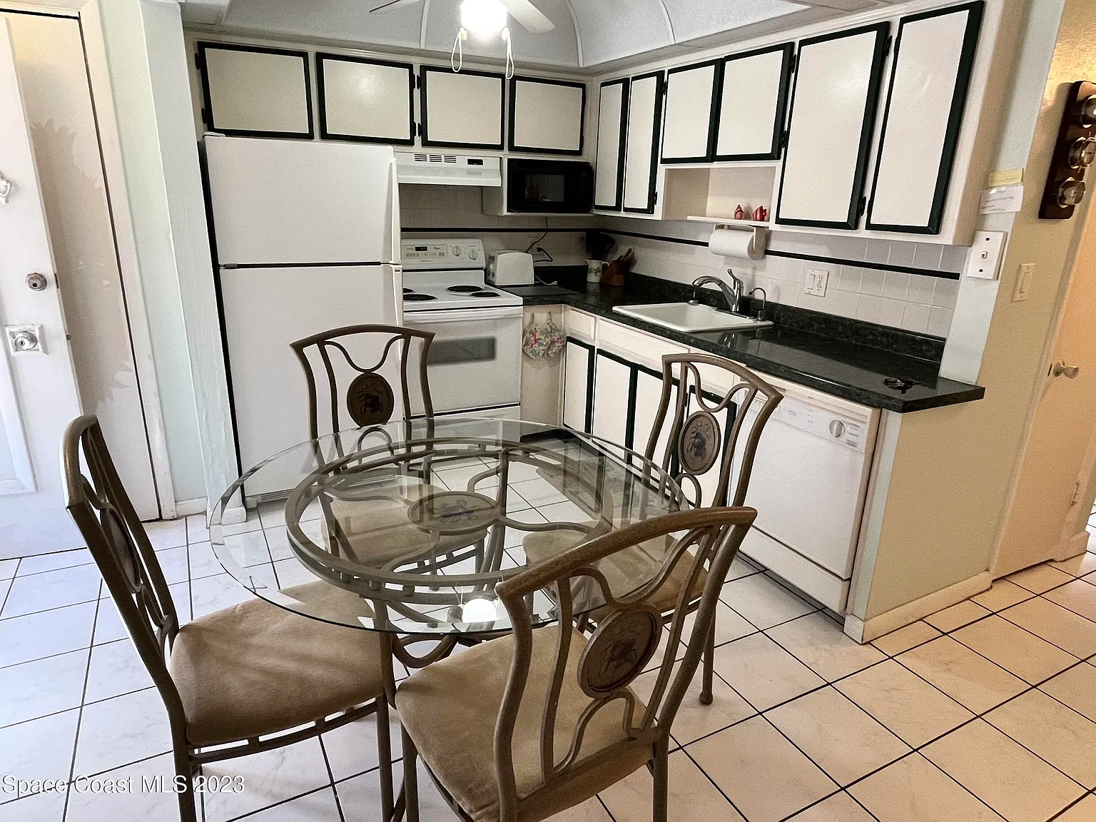 2 bed, 1.0 bath, 750 sqft, $1,800 — Photo 2