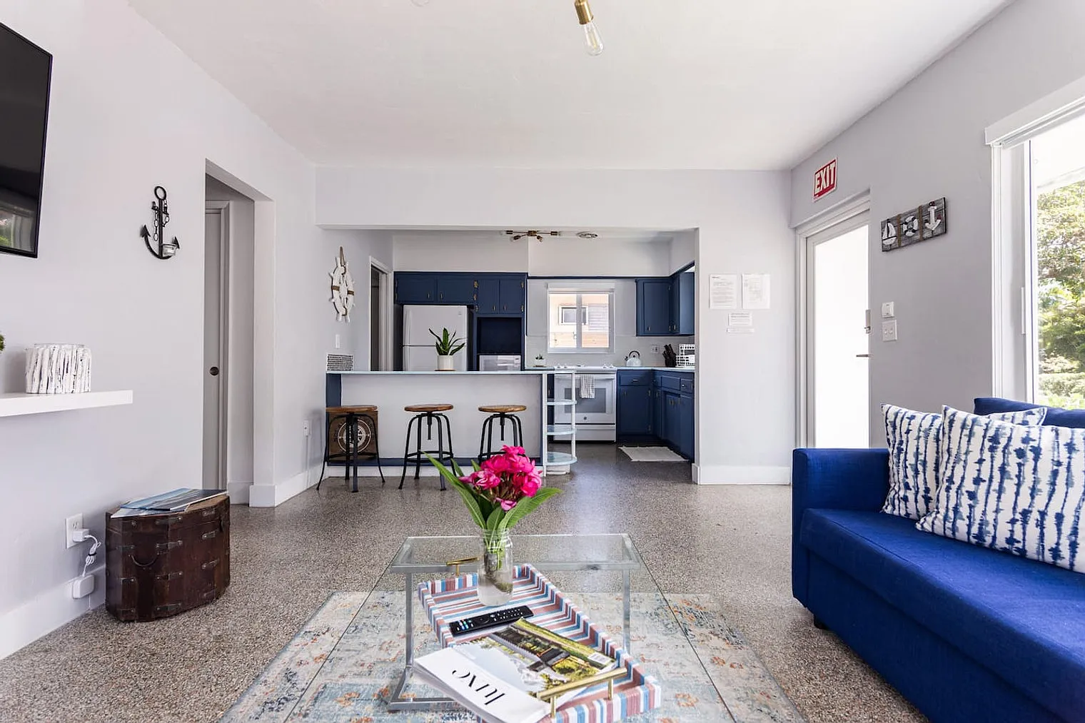 1 bed, 1.0 bath, 818 sqft, $3,299 — Photo 2