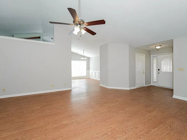 750 Paris Dr — Photo 4