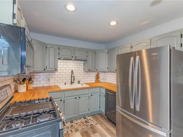 8323 Orient Dr, Kansas City, KS 66112