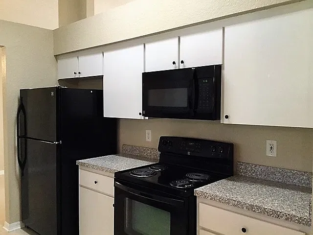 4 bed, 2.0 bath, 1732 sqft, $2,310 — Photo 2