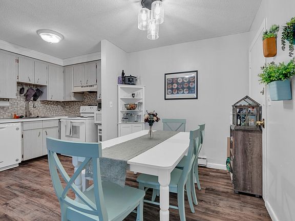 4th image of 10 Scottfield Rd APT 2