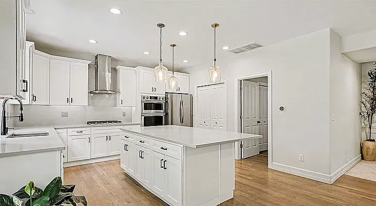 4 bed, 2.5 bath, 2850 sqft, $4,800 — Photo 4