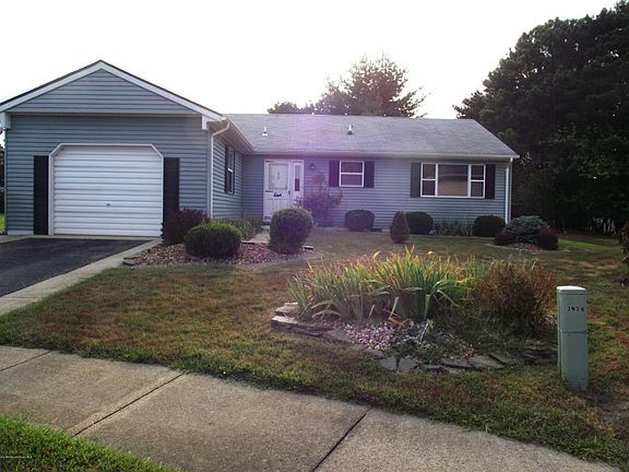 2nd image of 39 Kinkora Ct W