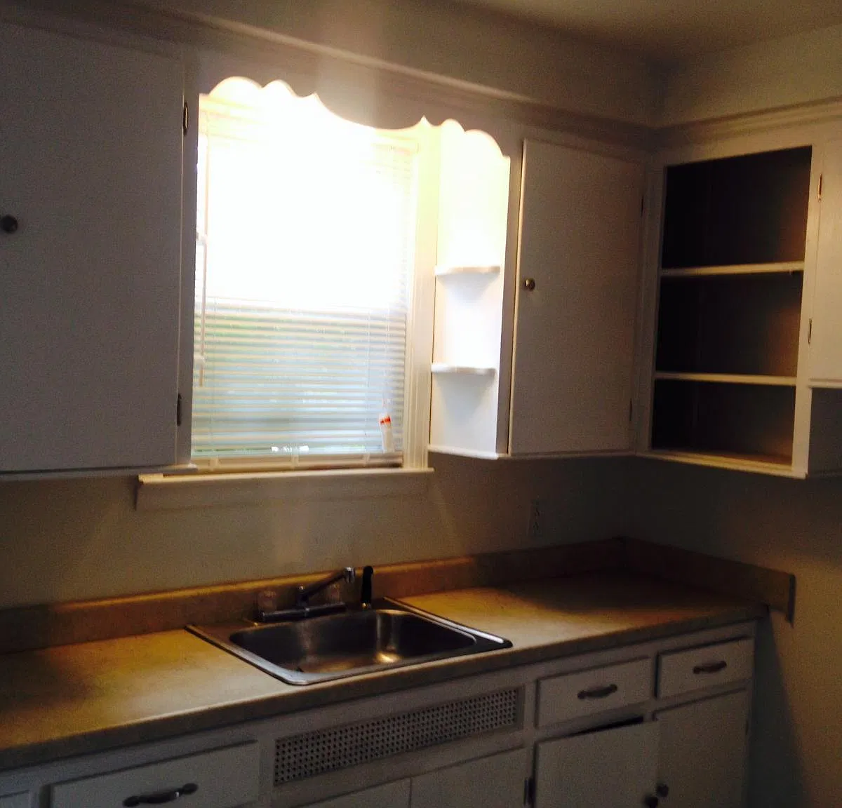 4 bed, 1.5 bath, 1008 sqft, $1,300 — Photo 2