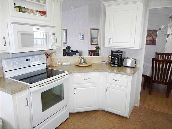 3rd image of 2899 Lakeshore Dr