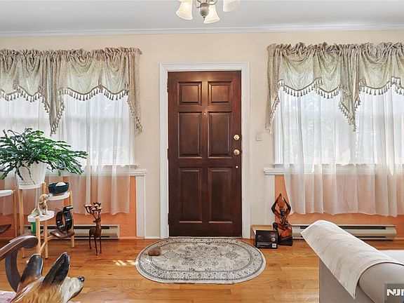 5th image of 205 Warren Street