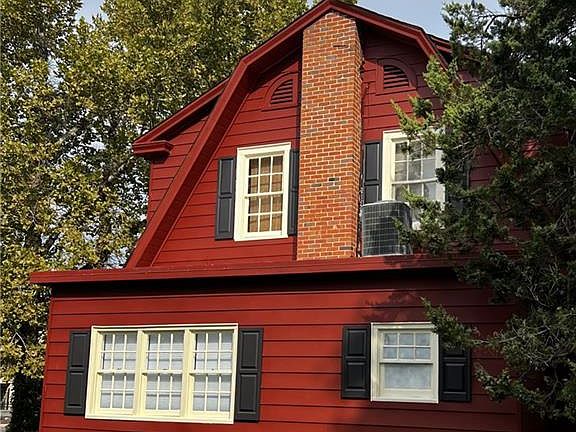 3rd image of 813 Richmond Rd