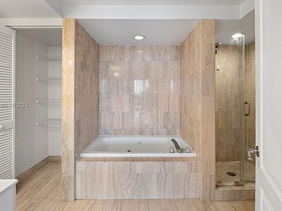 2nd image of 1800 Sunset Harbour Dr #1211