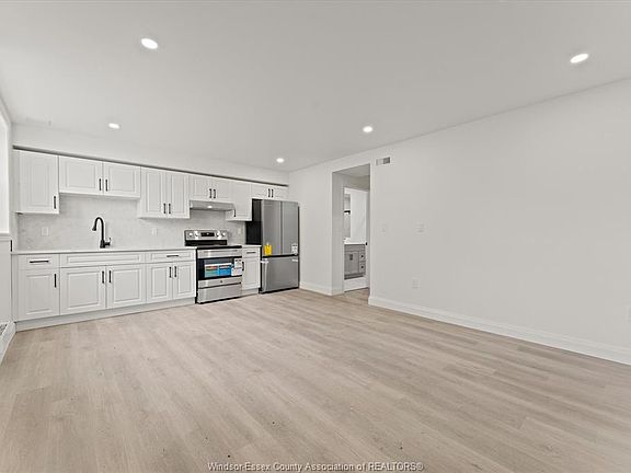 4th image of 702 Pierre Ave #4