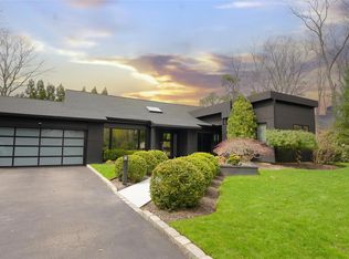 3 Chasso Ct, Dix Hills, NY 11746