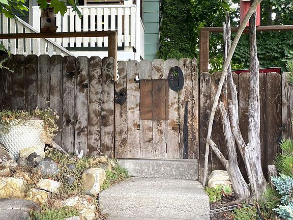 4th image of 825 Larch St
