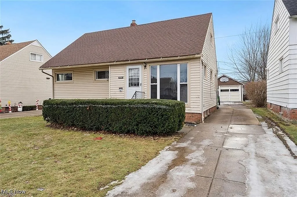 4 bed, 1.5 bath, 2062 sqft, $1,700 — Photo 1