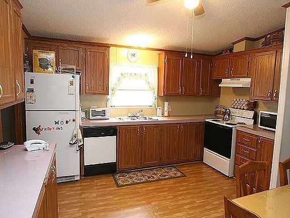 Spacious kitchen.....