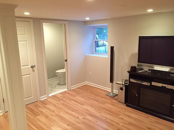 Family room, 1/2 batrhroom