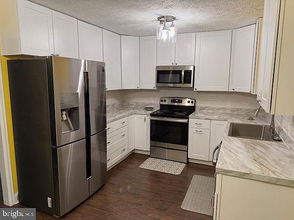 3rd image of 7 Berkshire Ln