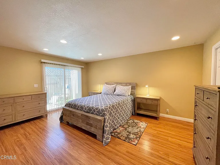 117 La Brea St — Photo 48