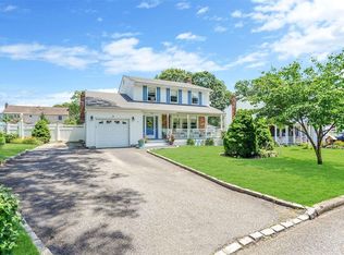 15 Bell Ct, Ronkonkoma, NY 11779