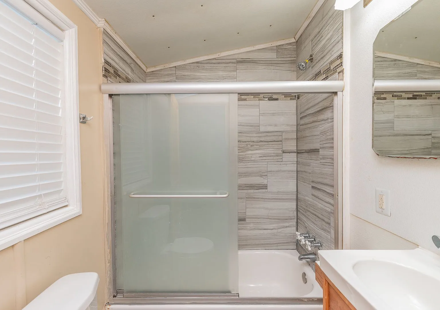 Section 8 Accepted! Welcome To This Beautiful 4-Bedroom, 2-Bathroom Home Located In The Charming ... — Photo 4
