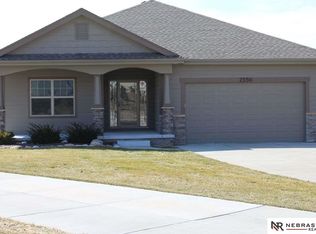 2350 Placid Lake Dr, Papillion, NE 68046