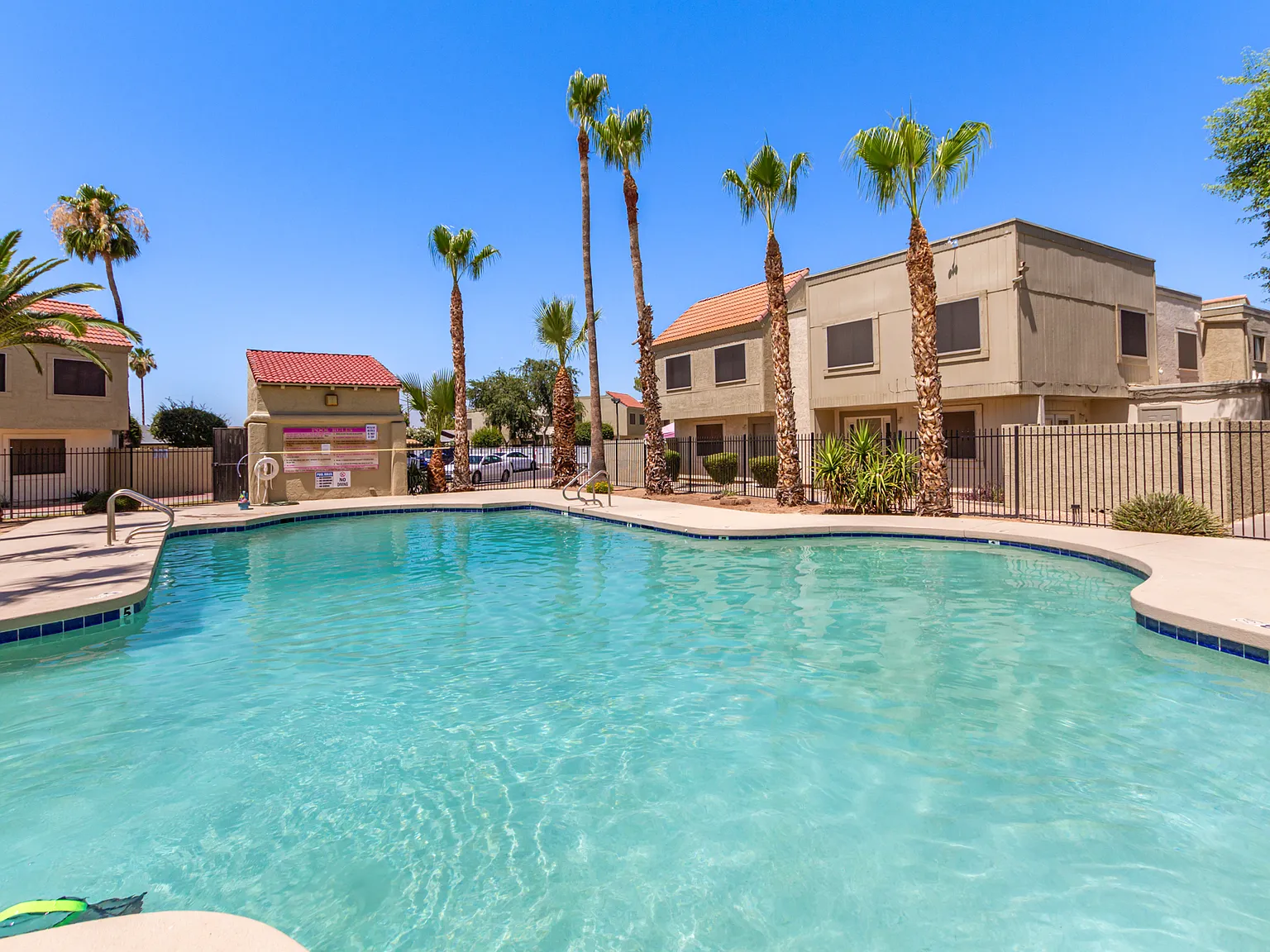 2 bed, 923 sqft, $1,350 — Photo 1