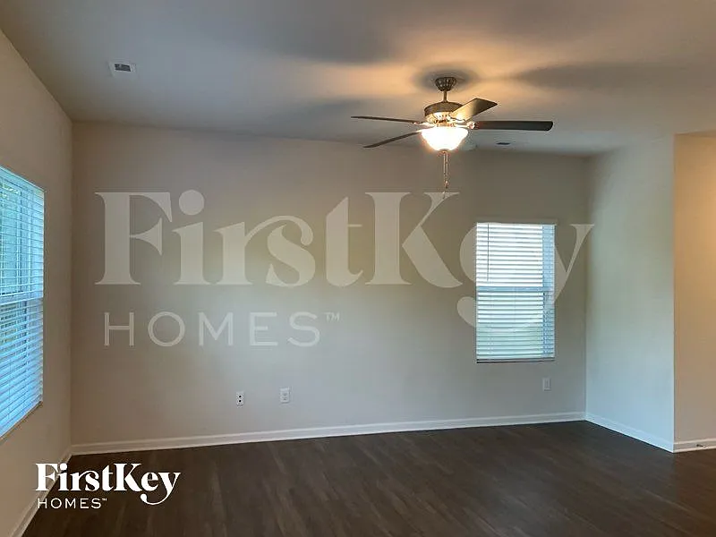 4 bed, 2.5 bath, 1841 sqft, $2,340 — Photo 2