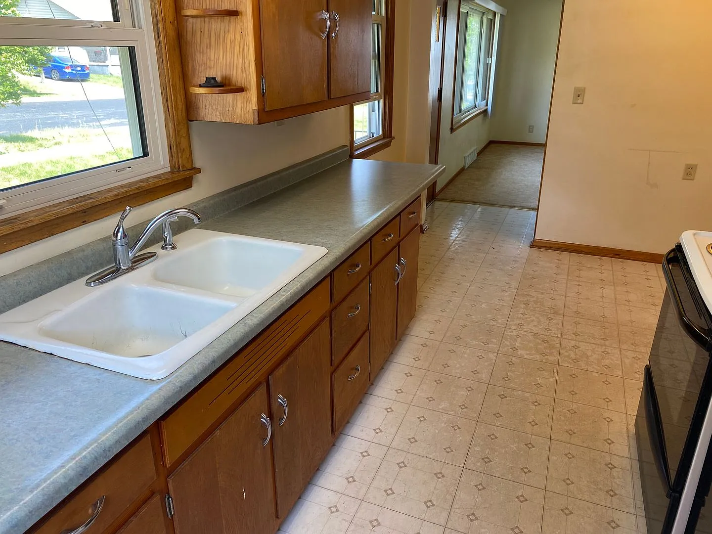 4-Bedroom 1.5 Bath Single-Family Home With Huge Back Yard — Photo 3