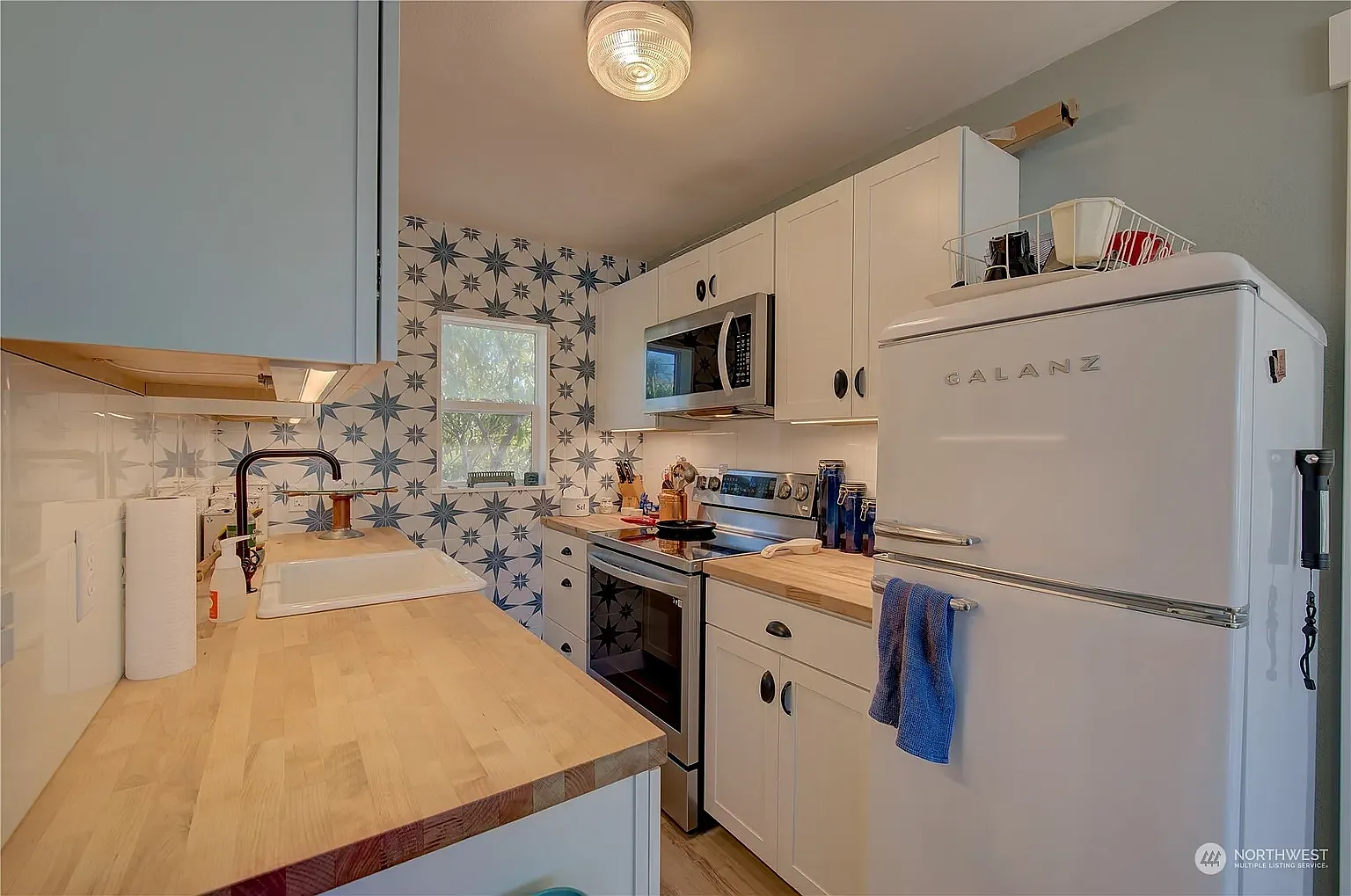 2 bed, 700 sqft, $1,800 — Photo 1