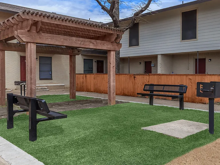 Wilshire Manor — Photo 29