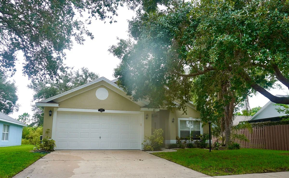 4 bed, 3.0 bath, 2215 sqft, $2,400 — Photo 1