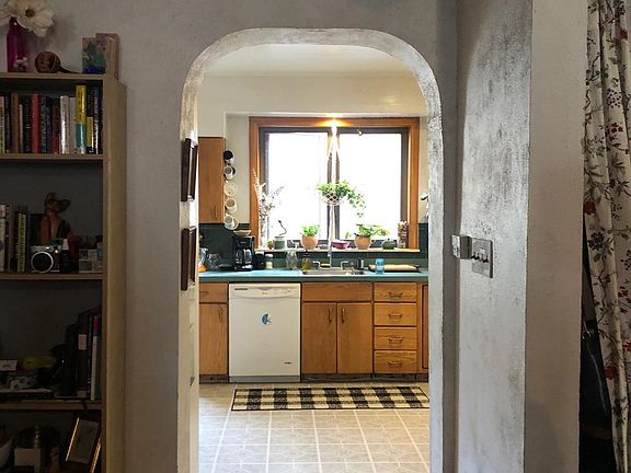 L/R into kitchen