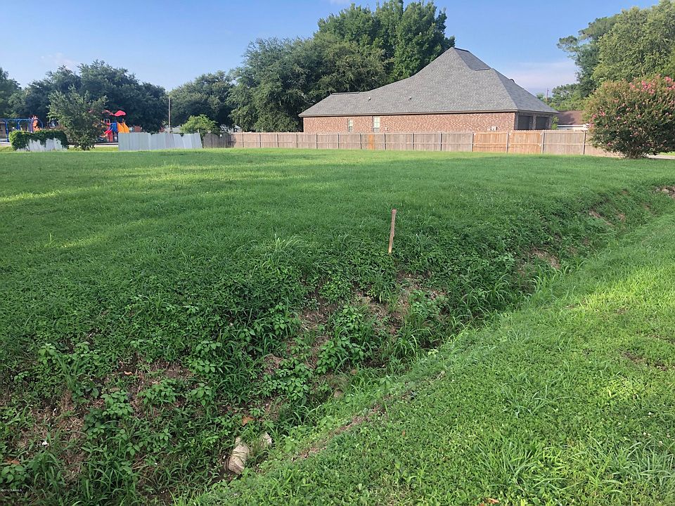 2nd image of 305 Oakview Dr