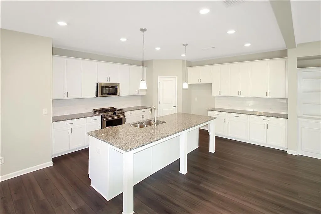 4 bed, 3.5 bath, 2530 sqft, $2,600 — Photo 4