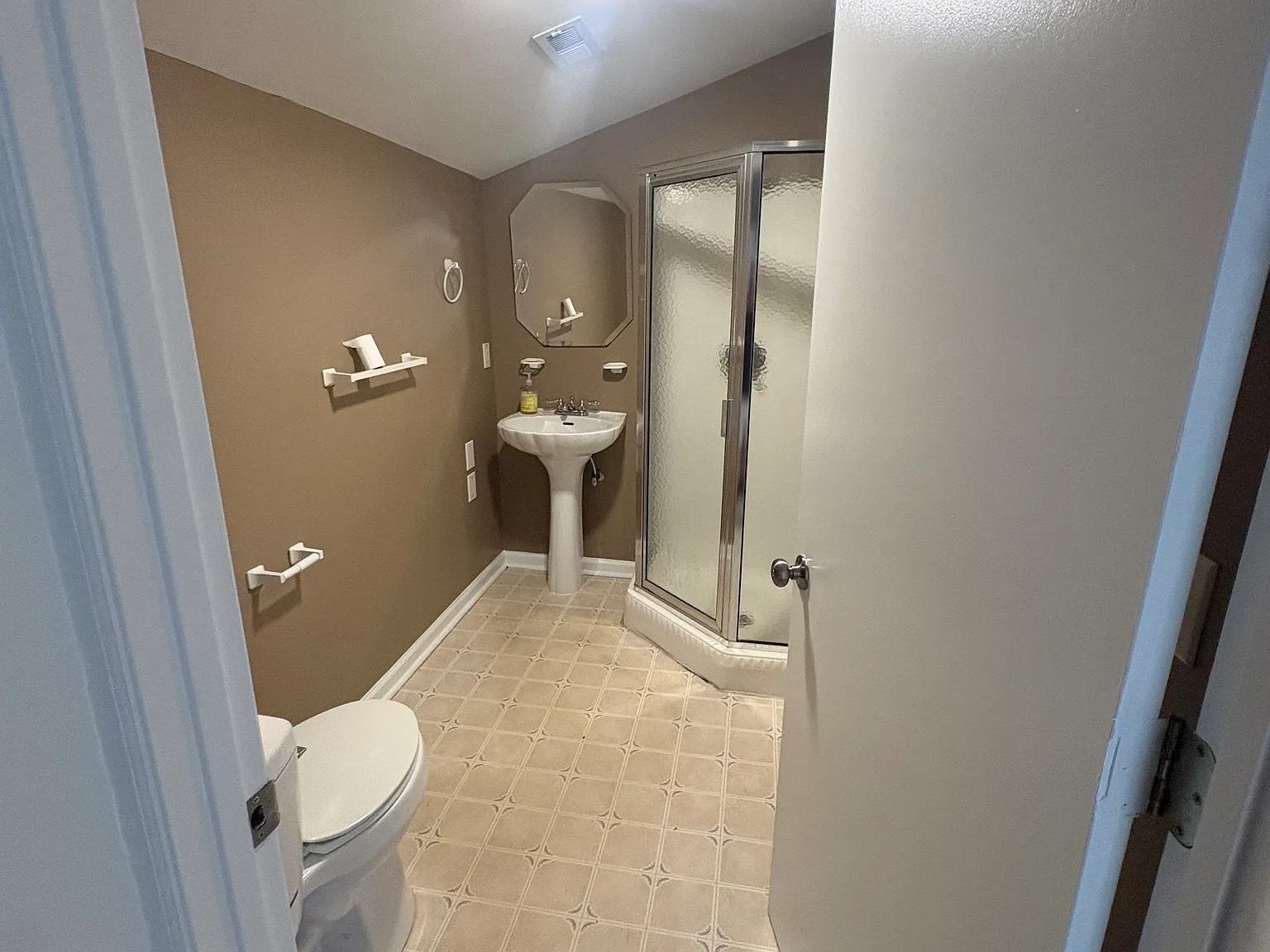4 bed, 1139 sqft, $2,100 — Photo 4
