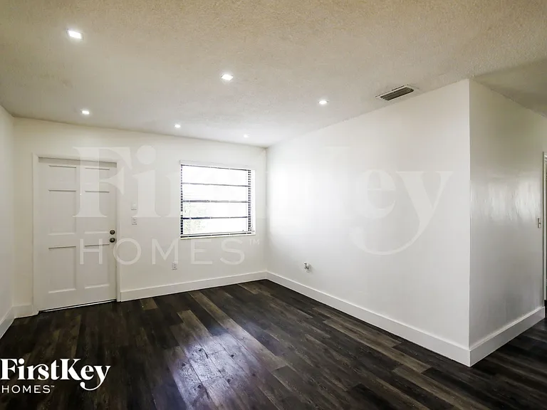 10020 SW 37th St — Photo 2