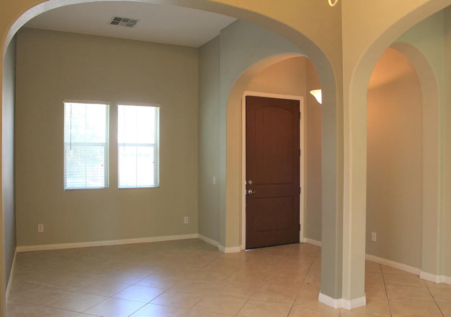 Stunning 4 Bedroom In Mountains Edge!! — Photo 4