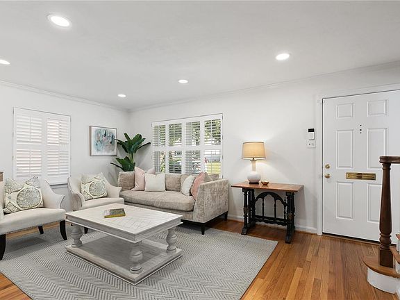 4th image of 924 Chelsea Ave