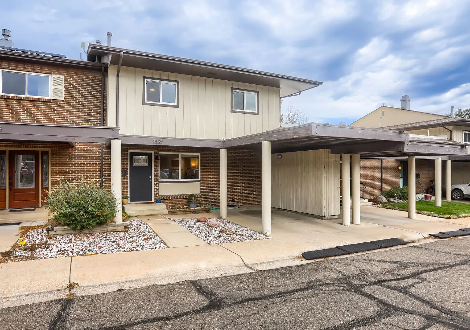 Spacious 3-Bedroom South Boulder Townhome with Finished Basement & Community Pool! — Photo 2