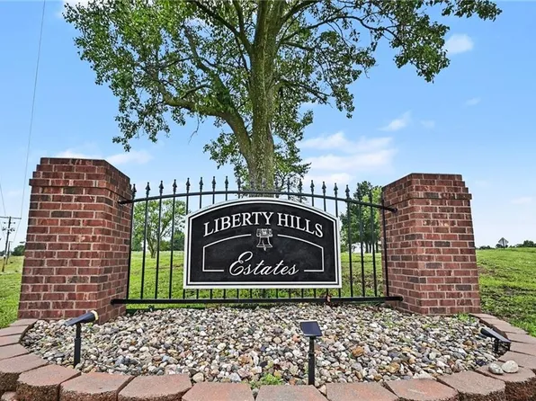 9711 Betsy Ross Ln, Liberty, MO 64068