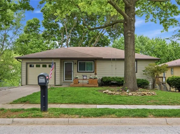 2209 S 17th St, Leavenworth, KS 66048