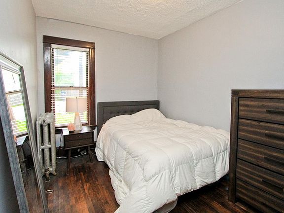 Bedroom (queen bed pictured in photo)