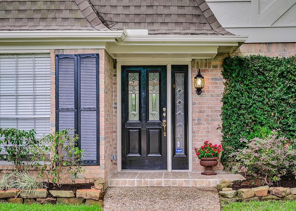 1st image of 15918 Heatherdale Dr