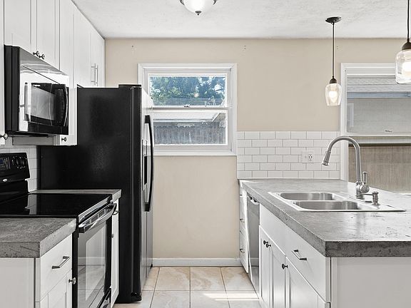 5th image of 2637 W 6th Pl