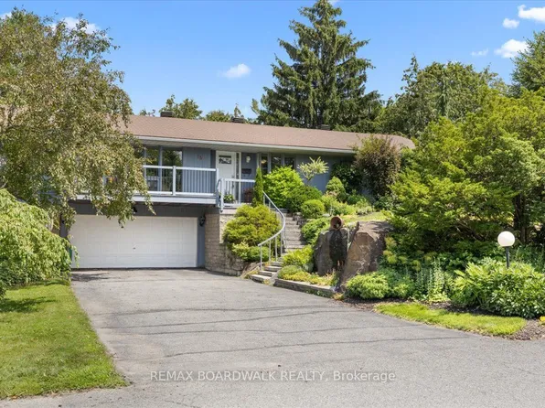 15 Selwyn Cres, Ottawa, ON K2K 1N9