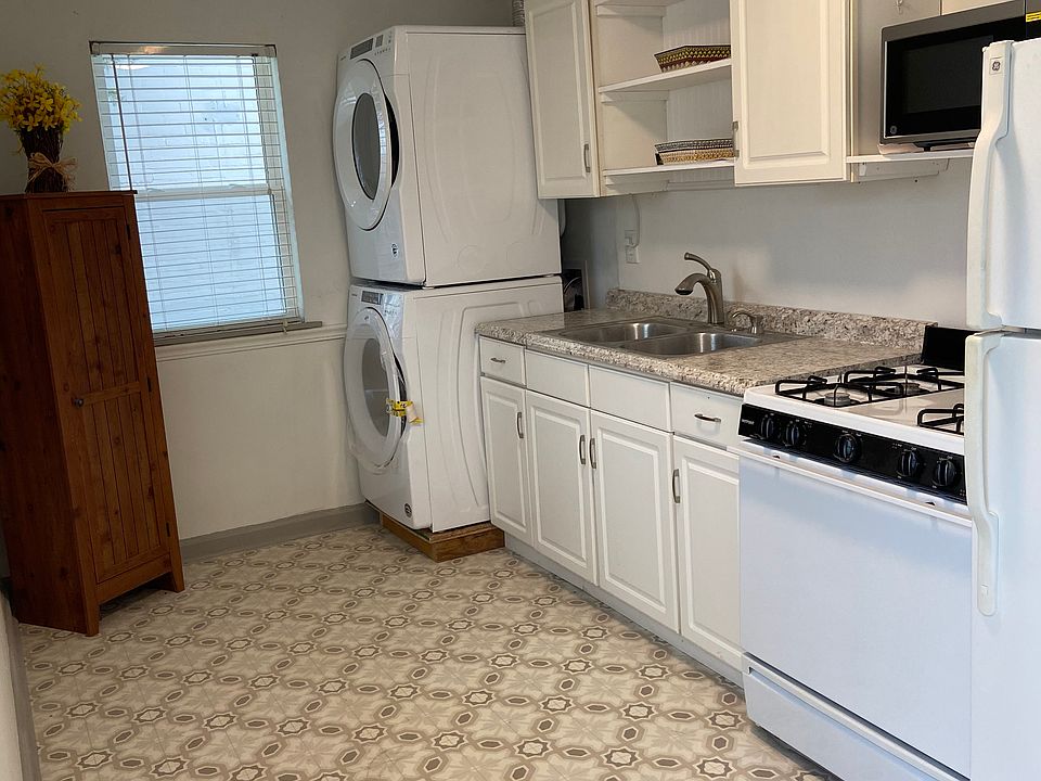 Kitchen / laundry area