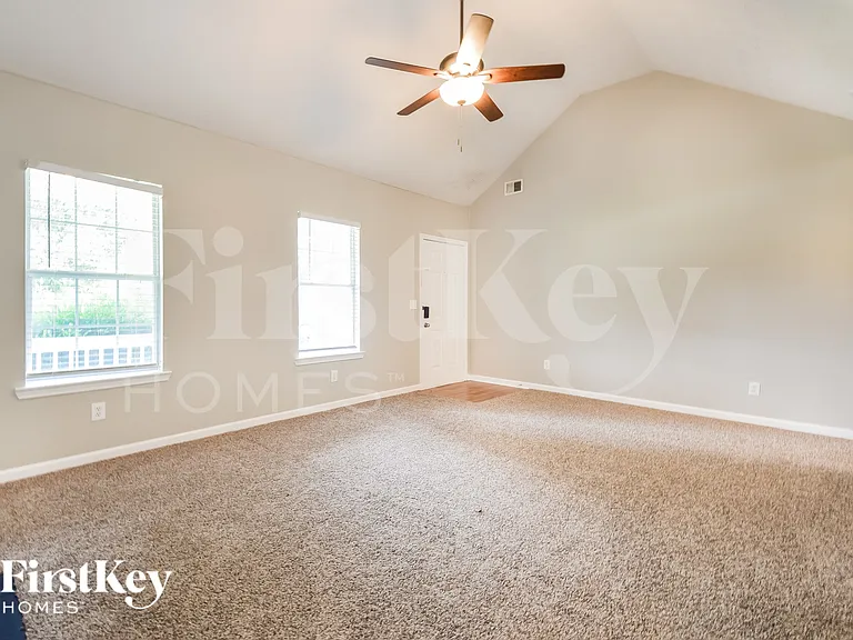 250 Berkshire Dr — Photo 2