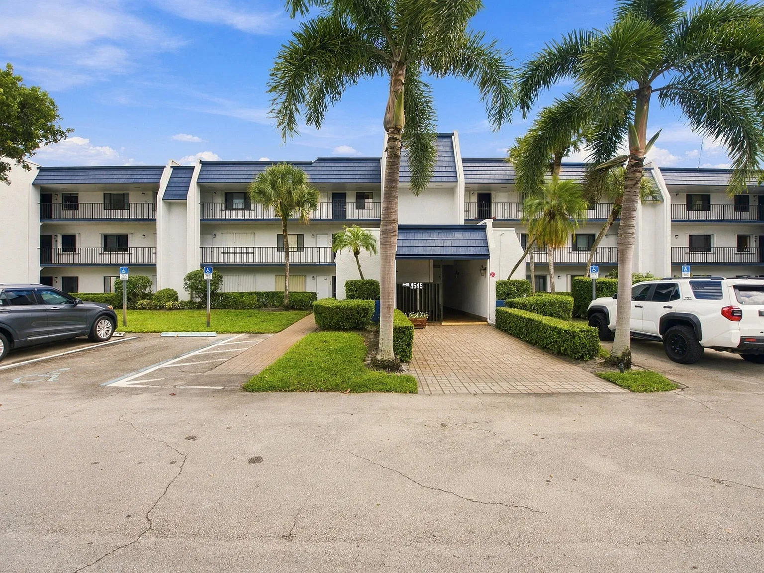 3 bed, 2.0 bath, 1225 sqft, $2,800 — Photo 2