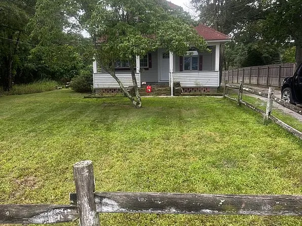 1383 Pulaski St, Riverhead, NY 11901