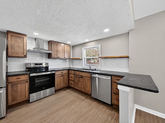 2nd image of 11015 Clarke Rd